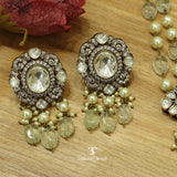 Shubhra Pendant Set