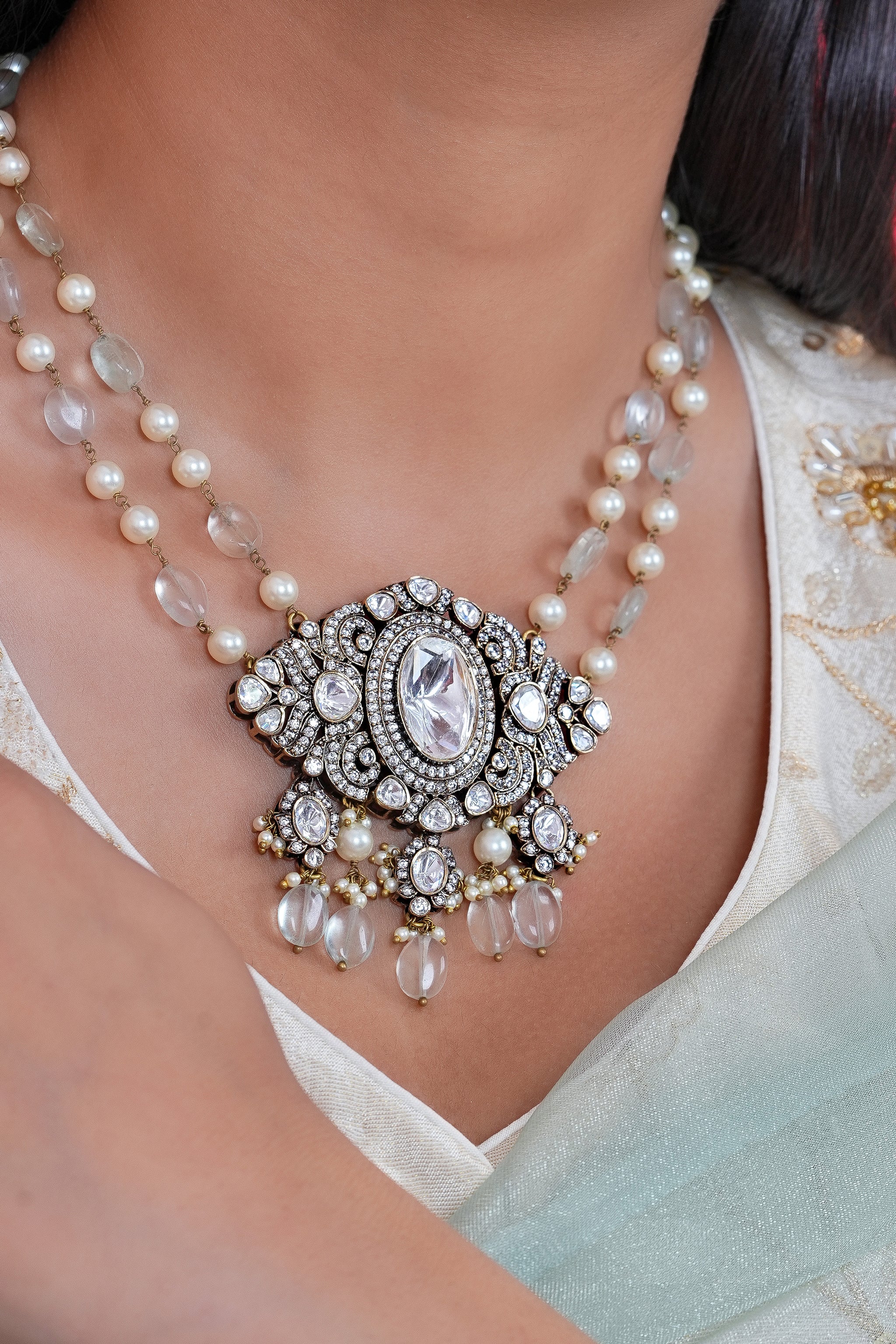 Shubhra Pendant Set