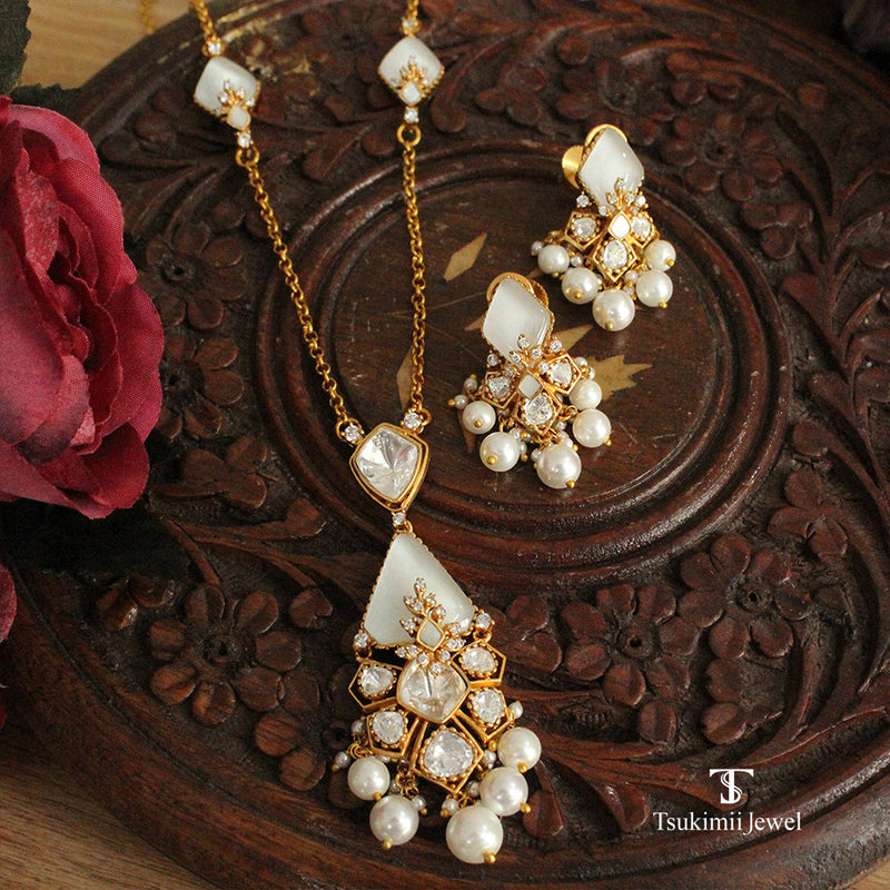 Shanvika Pendant Set