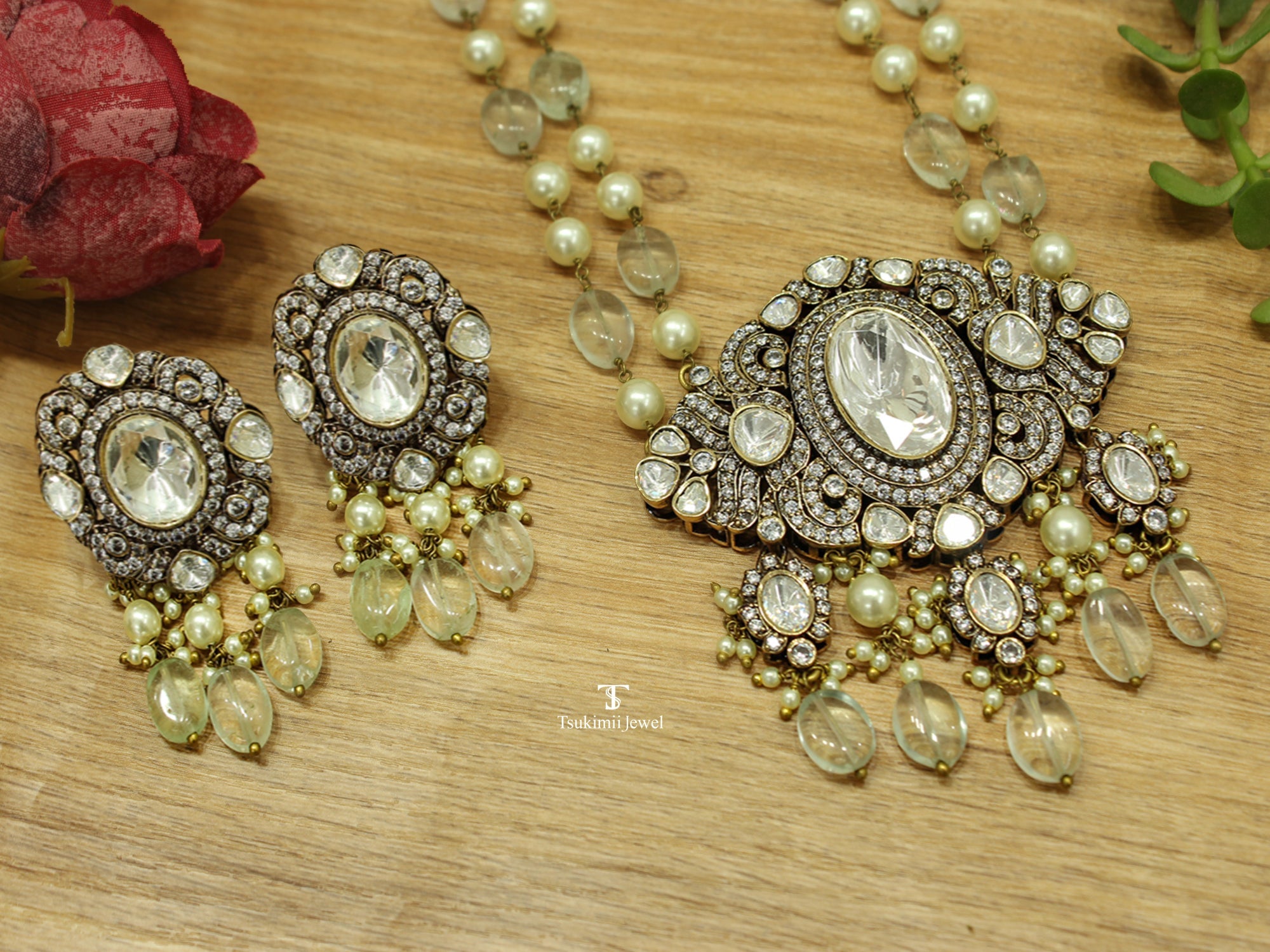 Shubhra Pendant Set