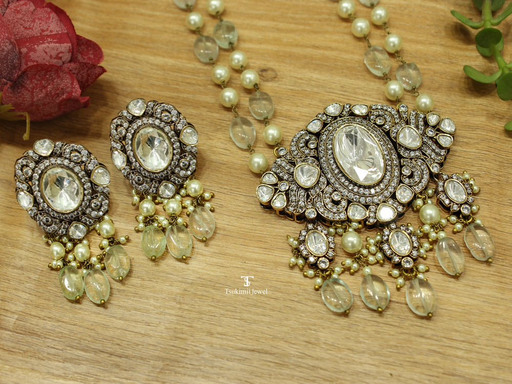Shubhra Pendant Set