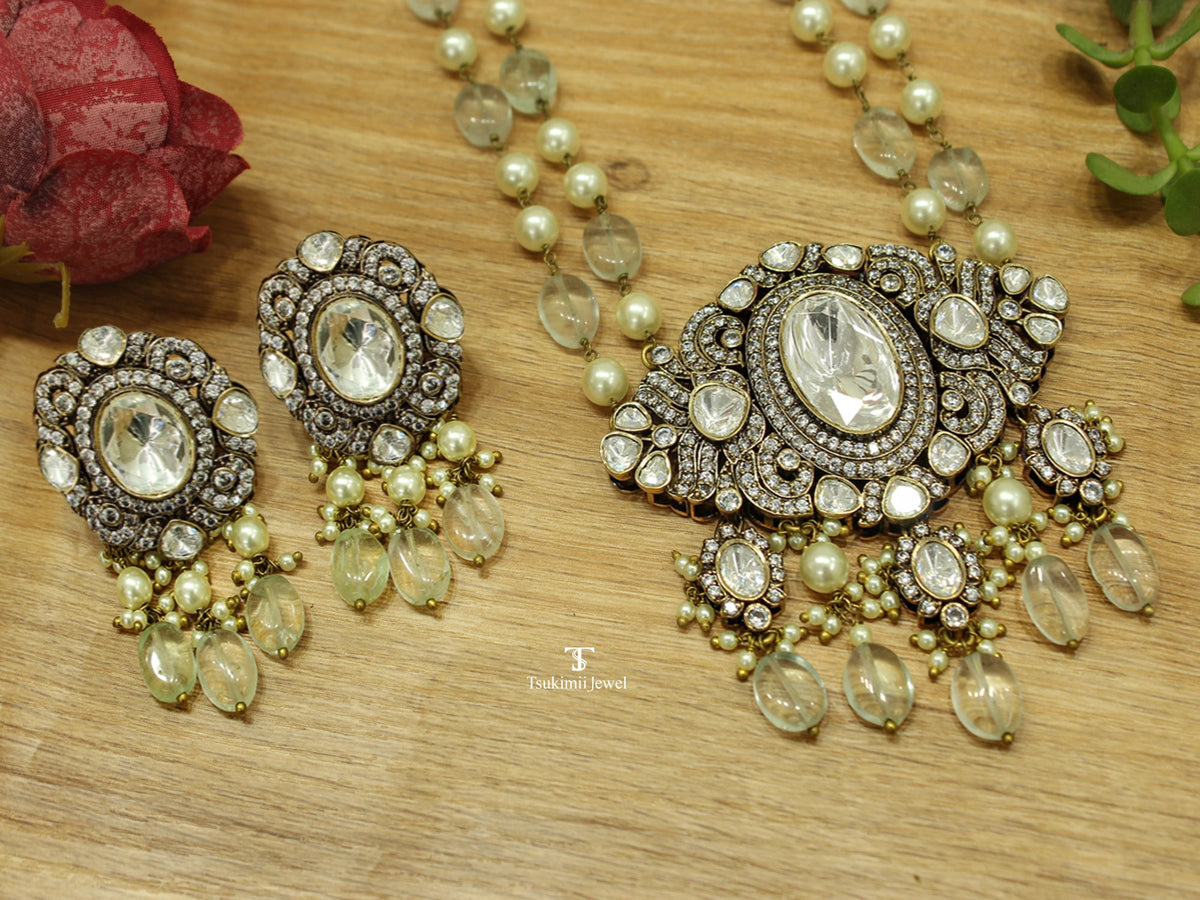 Shubhra Pendant Set