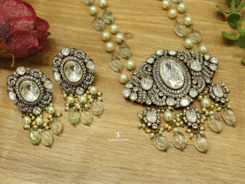 Shubhra Pendant Set