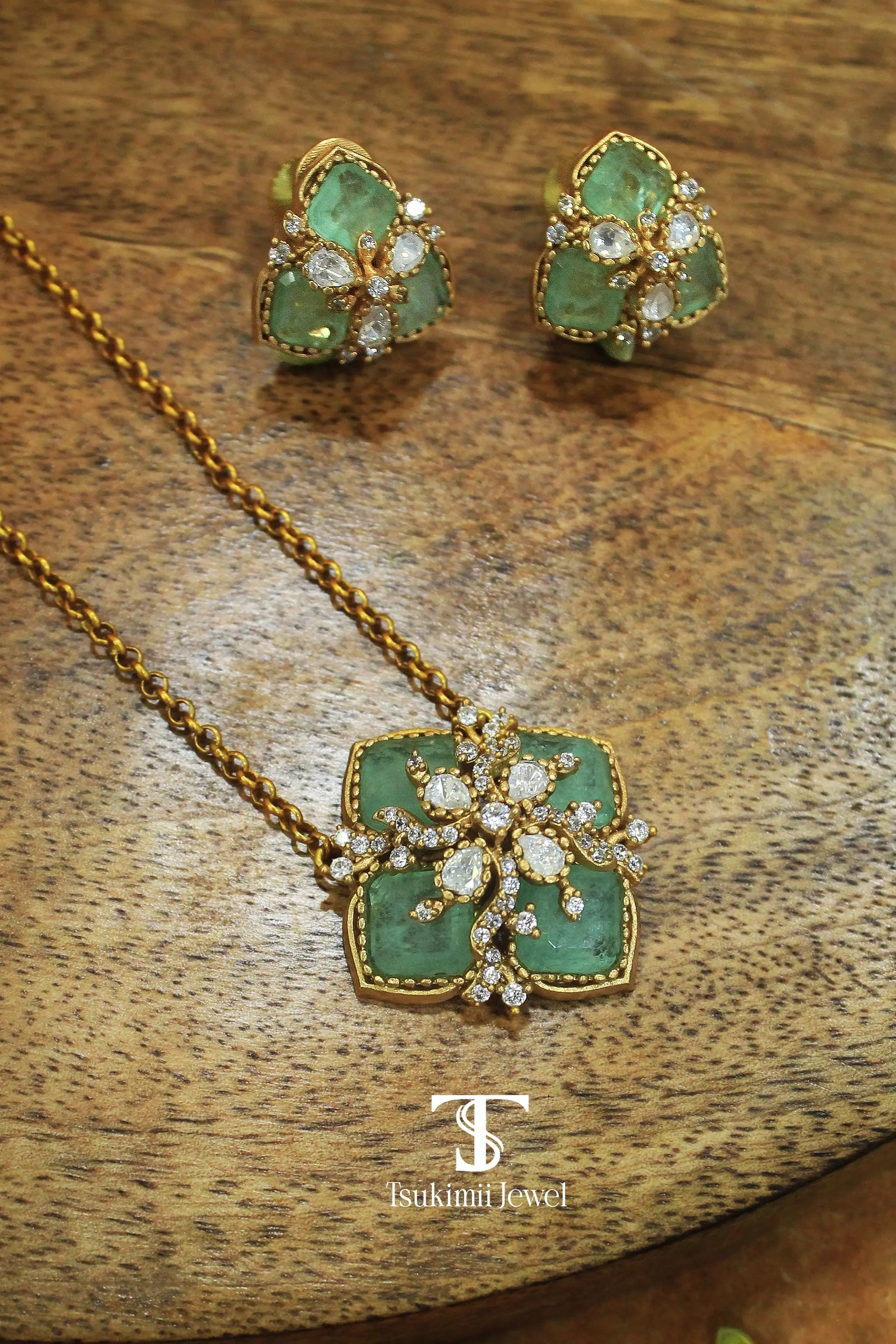 Indian polki locket set for women featuring handcrafted ethnic detailing