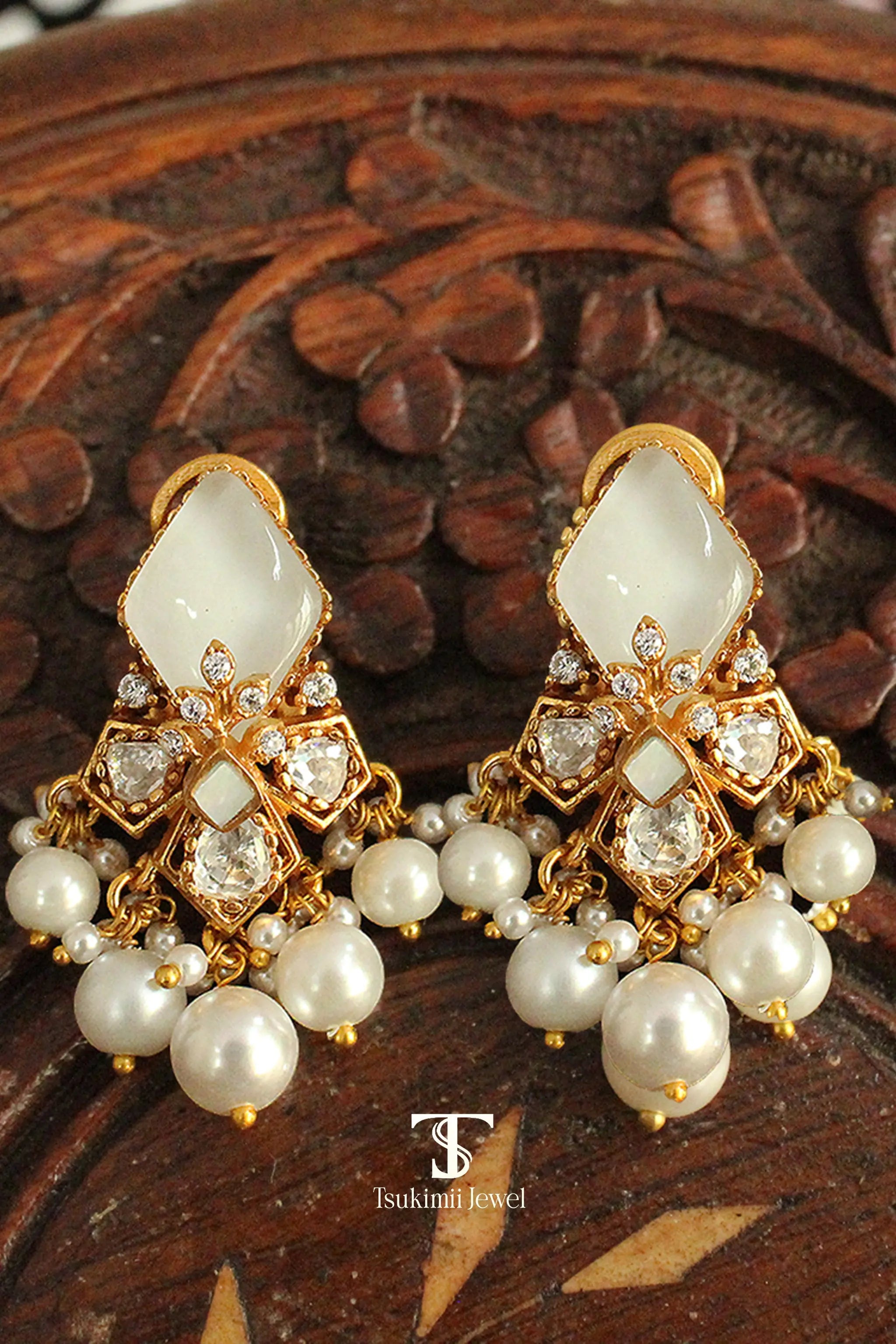 Designer mother of pearl locket set with timeless Indian appeal