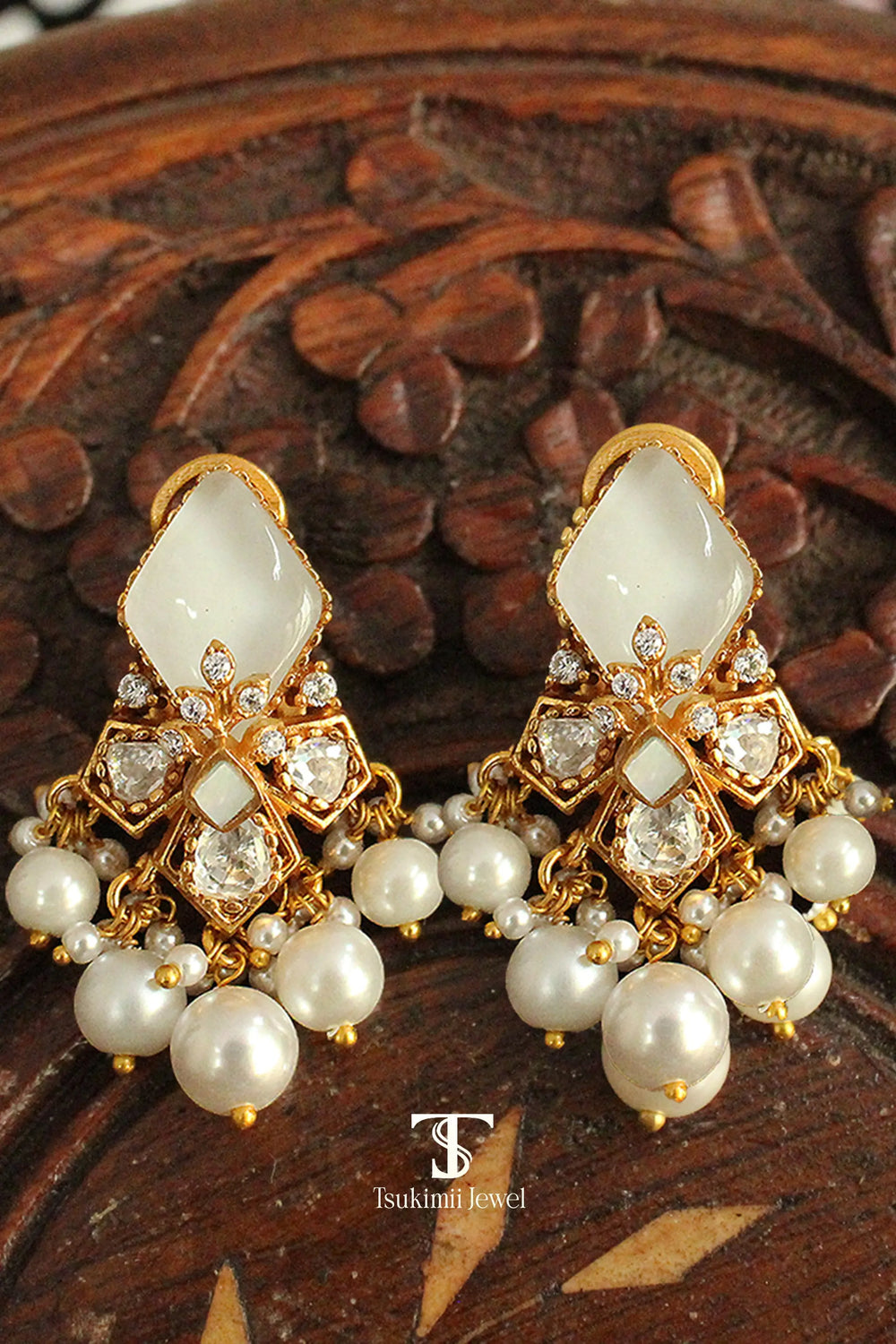 Designer mother of pearl locket set with timeless Indian appeal